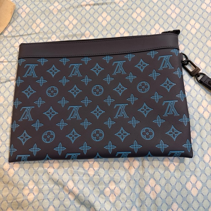 LV 滿印花手拿包-0