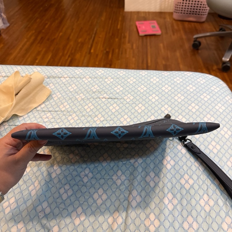 LV 滿印花手拿包-2