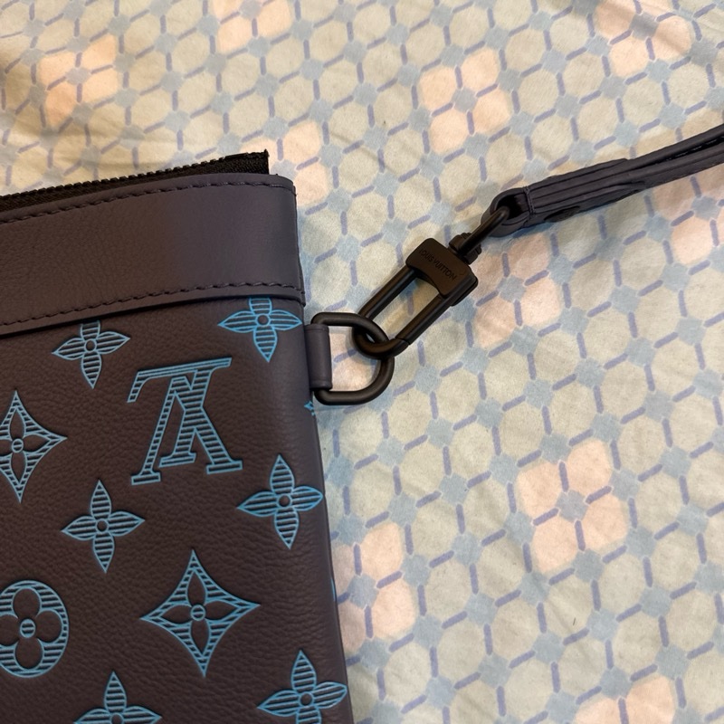 LV 滿印花手拿包-4