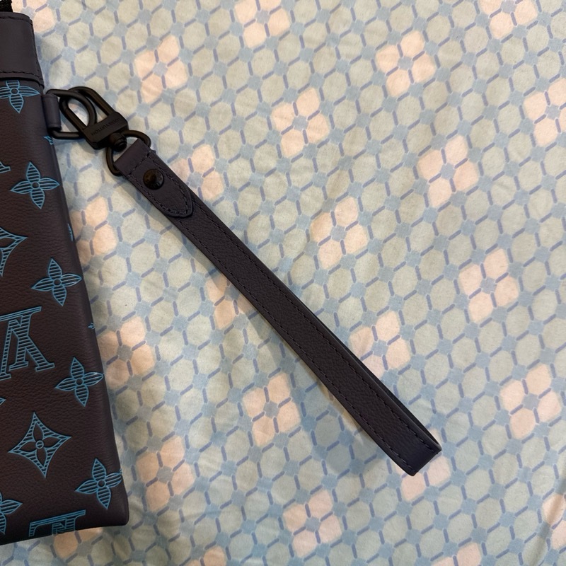 LV 滿印花手拿包-5