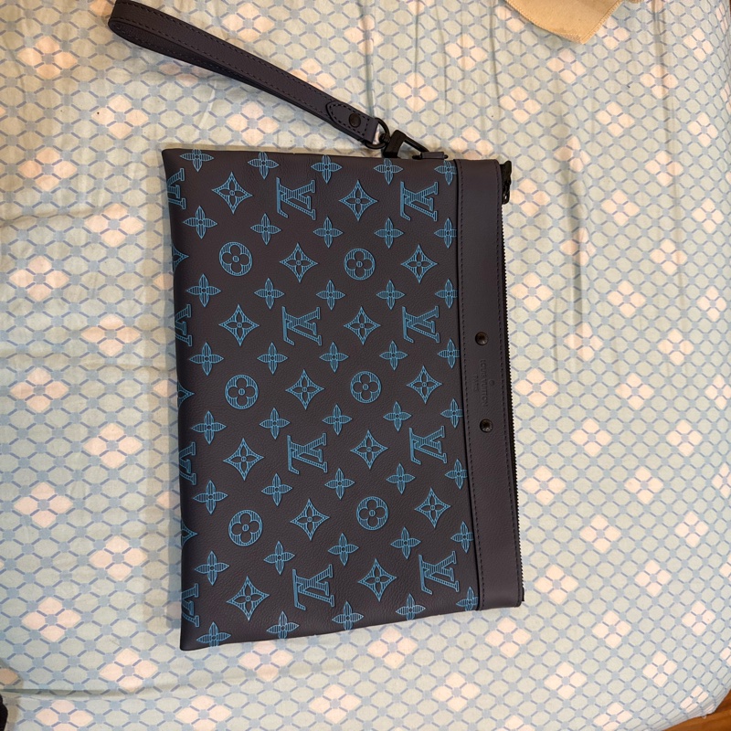 LV 滿印花手拿包-6