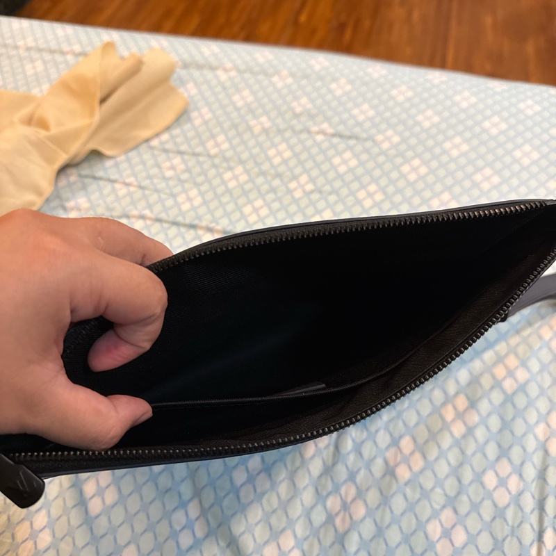 LV 滿印花手拿包-9