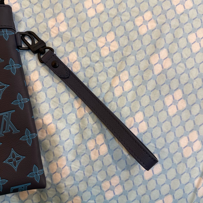 LV 滿印花手拿包-11