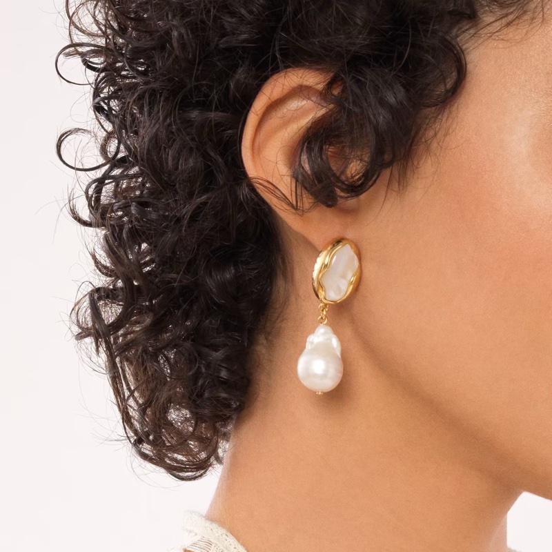 莉亞精品♡Chloe 橢圓白貝吊珍珠耳環 二手-1