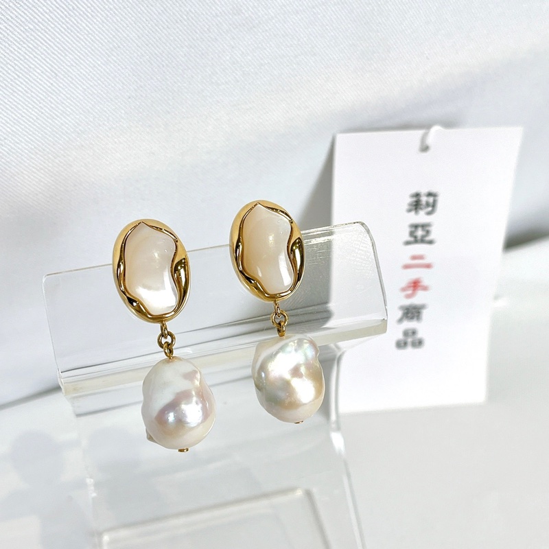 莉亞精品♡Chloe 橢圓白貝吊珍珠耳環 二手-2