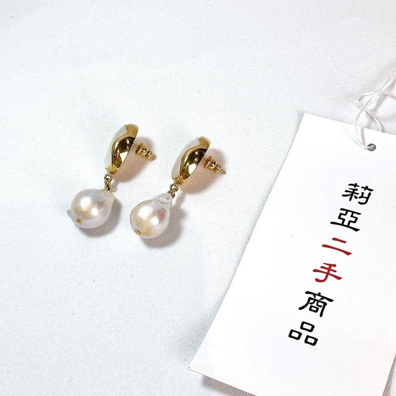 莉亞精品♡Chloe 橢圓白貝吊珍珠耳環 二手-3
