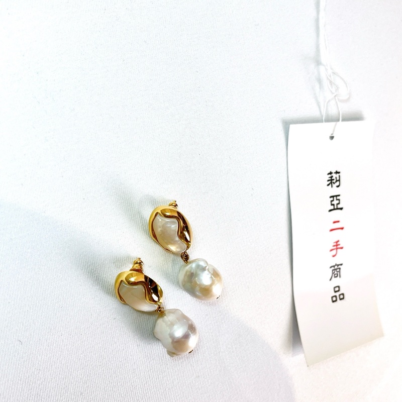 莉亞精品♡Chloe 橢圓白貝吊珍珠耳環 二手-7