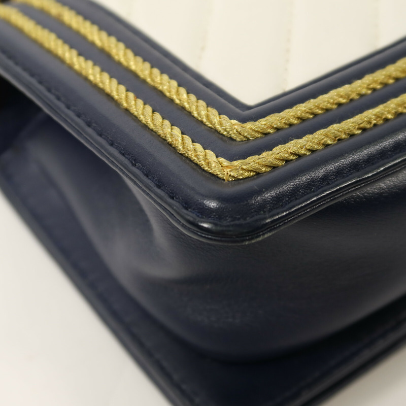 CHANEL 牛皮皮革Boy 20金扣鏈帶肩背袋-12