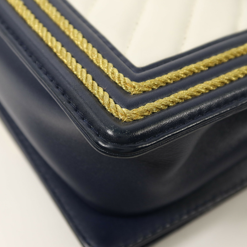 CHANEL 牛皮皮革Boy 20金扣鏈帶肩背袋-13