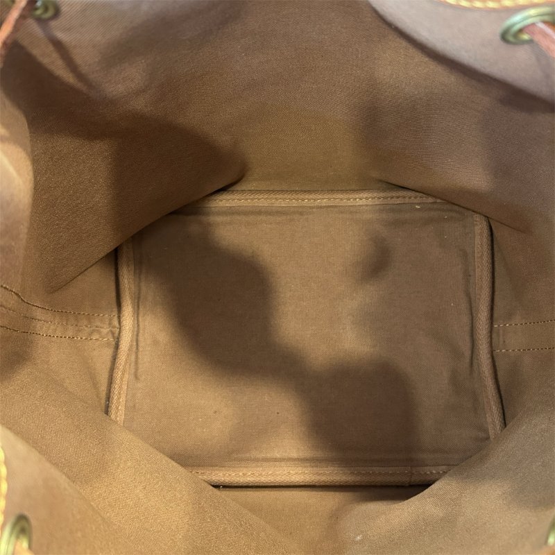 LV字紋中款水桶包-7