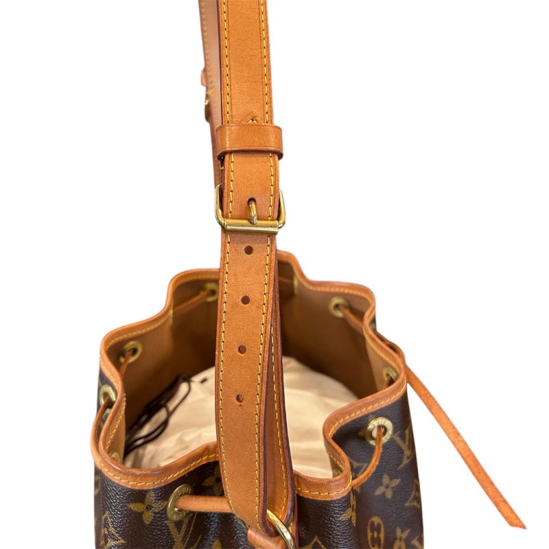 LV字紋中款水桶包-8