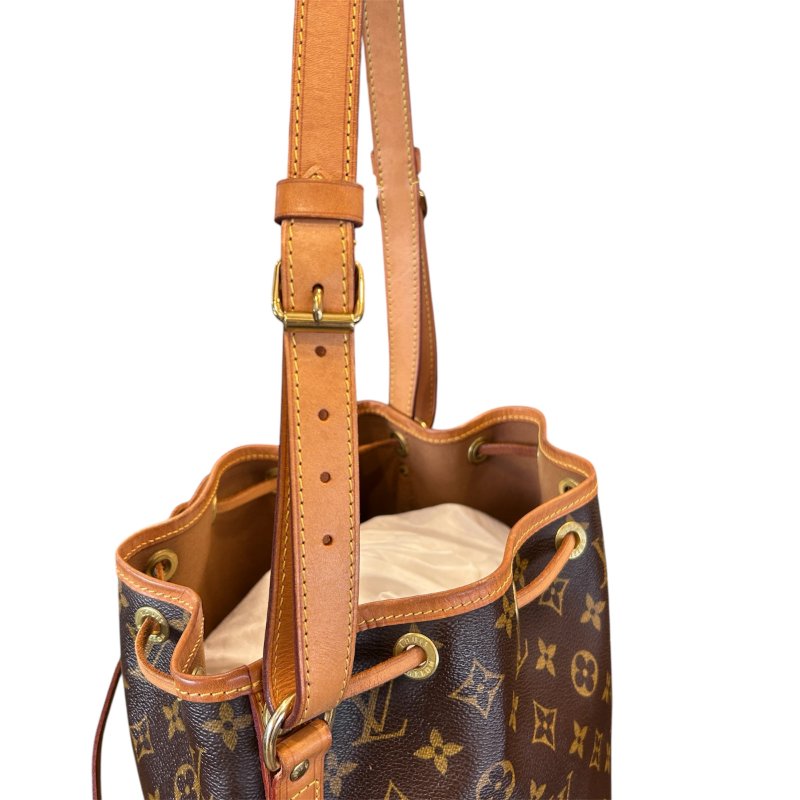 LV字紋中款水桶包-9