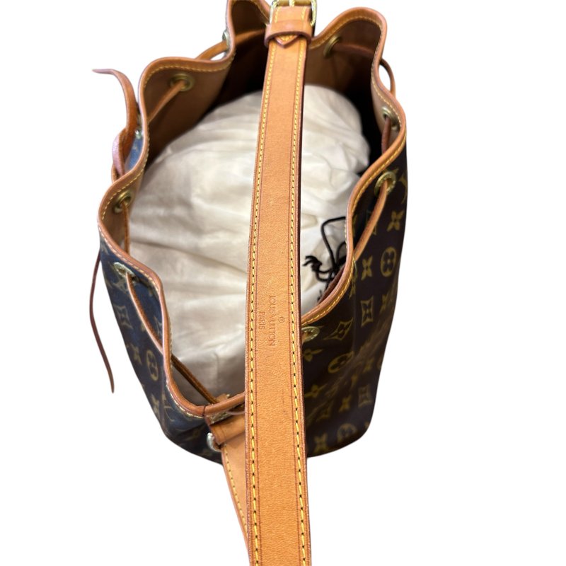 LV字紋中款水桶包-10