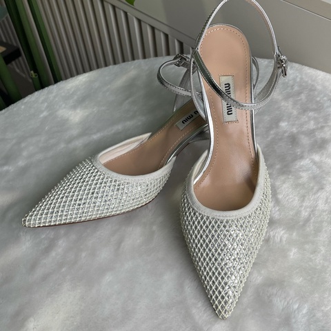 98新 MIU MIU繆繆 銀色尖頭 細跟高跟鞋 37碼 附件：🈚