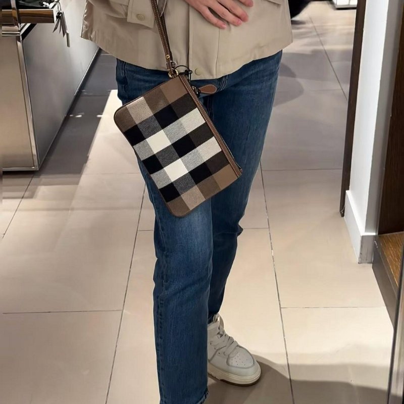 💎Han's house精品服飾💎Burberry 格紋 手拿包-1
