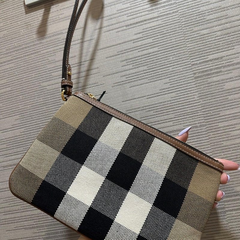 💎Han's house精品服飾💎Burberry 格紋 手拿包-3