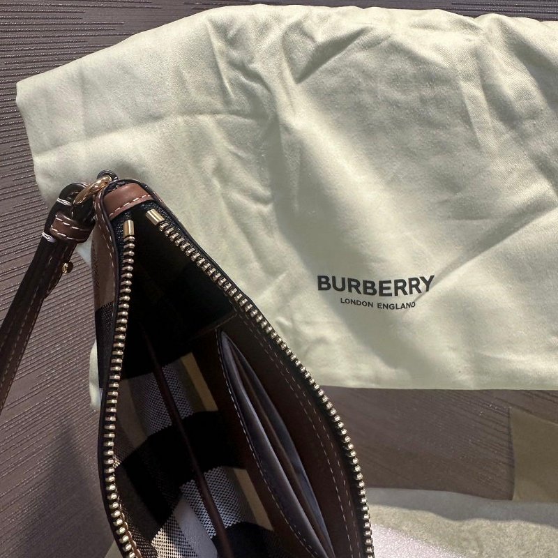 💎Han's house精品服飾💎Burberry 格紋 手拿包-4