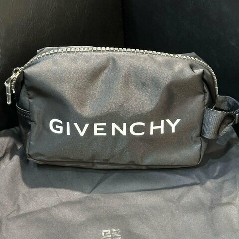 💎Han's house精品服飾💎 GIVENCHY 紀梵希Logo 尼龍 防水 手拿包  20X12X8CM 現貨 原價20500