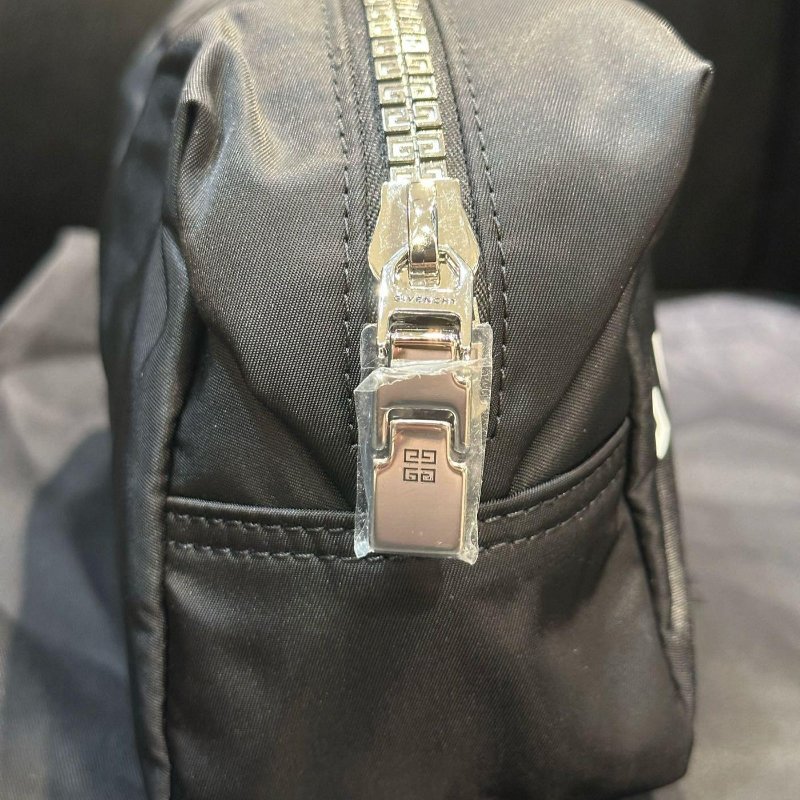 💎Han's house精品服飾💎 GIVENCHY 紀梵希Logo 尼龍 防水 手拿包  20X12X8CM 現貨 原價20500-4