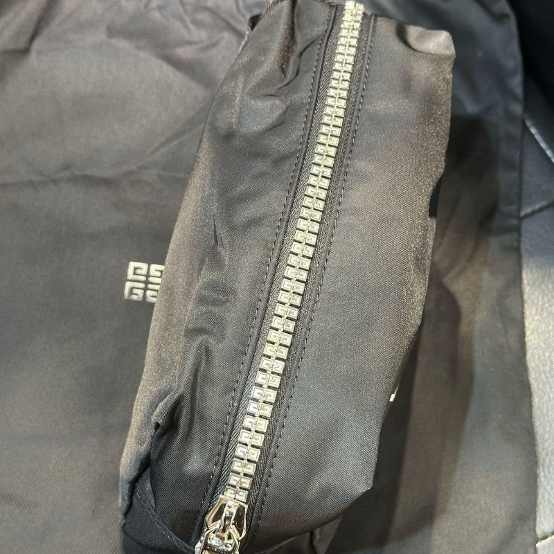 💎Han's house精品服飾💎 GIVENCHY 紀梵希Logo 尼龍 防水 手拿包  20X12X8CM 現貨 原價20500-6