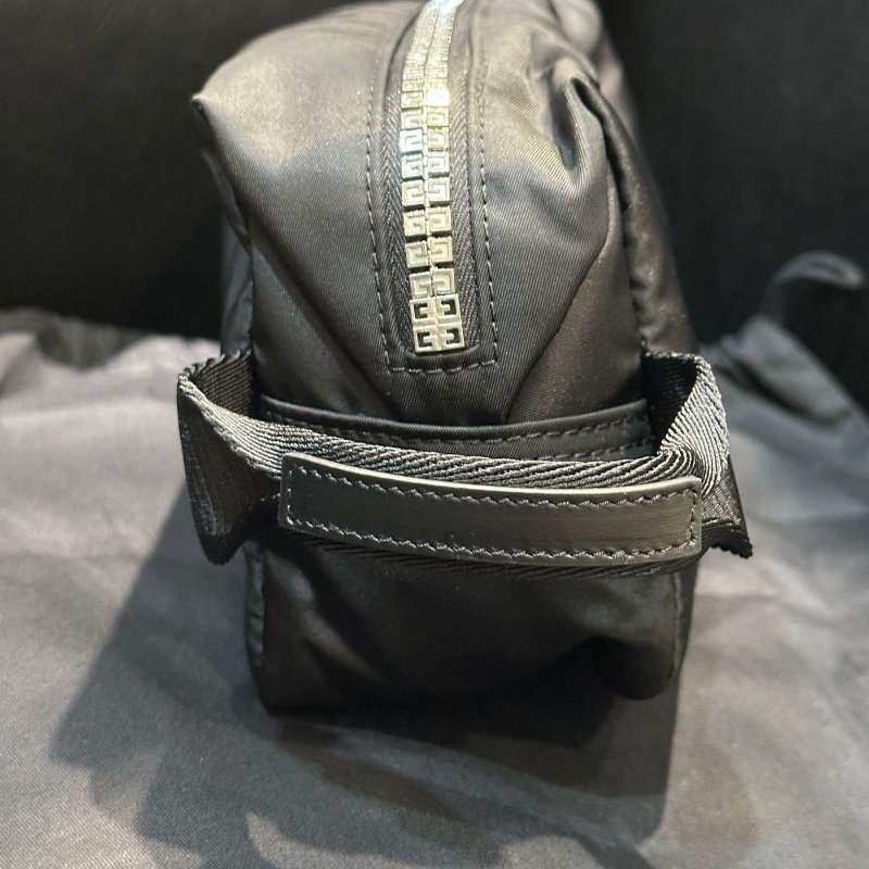 💎Han's house精品服飾💎 GIVENCHY 紀梵希Logo 尼龍 防水 手拿包  20X12X8CM 現貨 原價20500-7