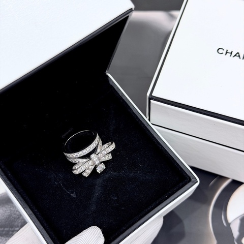 Chanel香奈儿 白金满钻蝴蝶结戒指