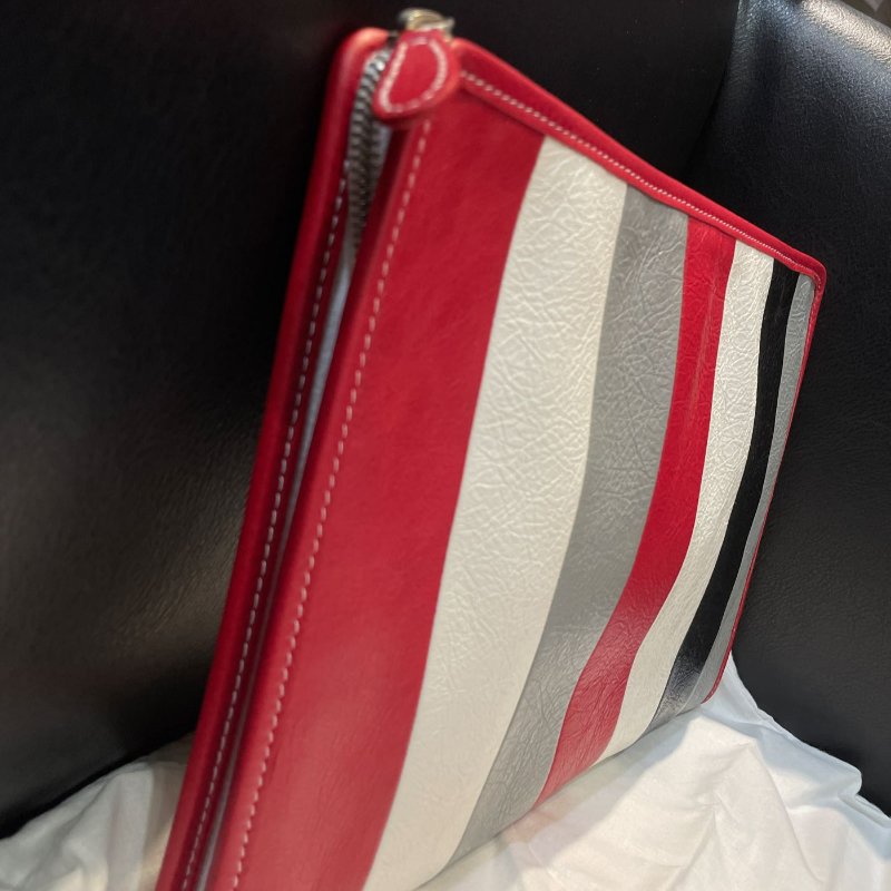 💎Han's house精品服飾💎Balenciaga 巴黎世家 羊皮 招牌爆裂紋 手拿包 35×23×2CM-1