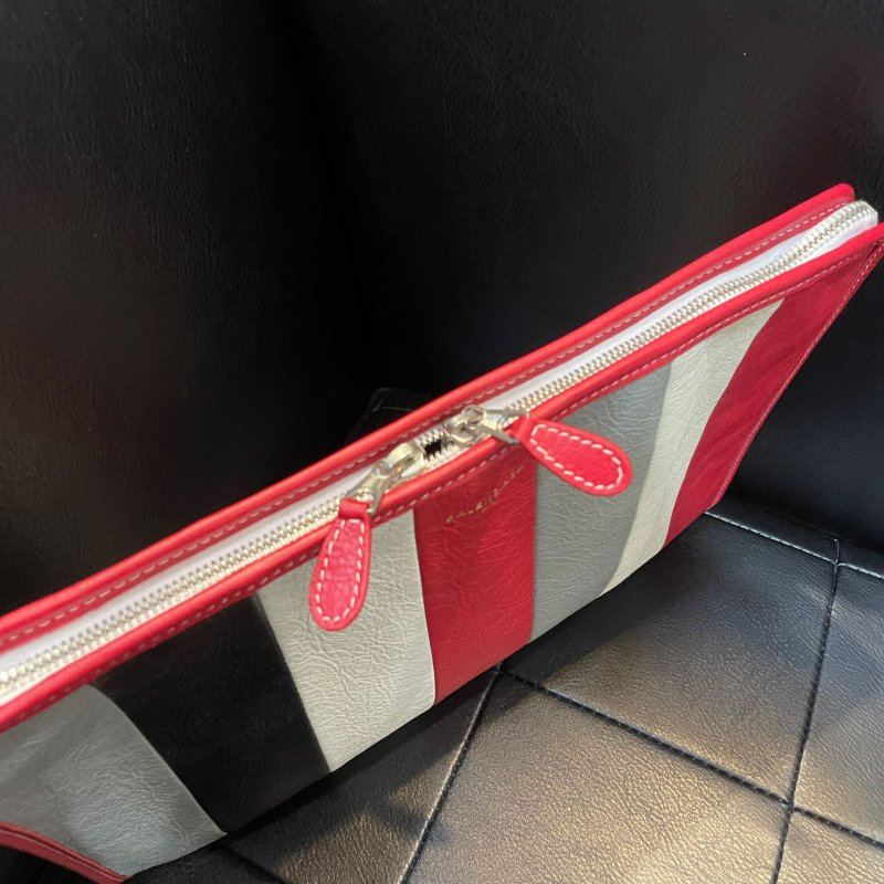 💎Han's house精品服飾💎Balenciaga 巴黎世家 羊皮 招牌爆裂紋 手拿包 35×23×2CM-2