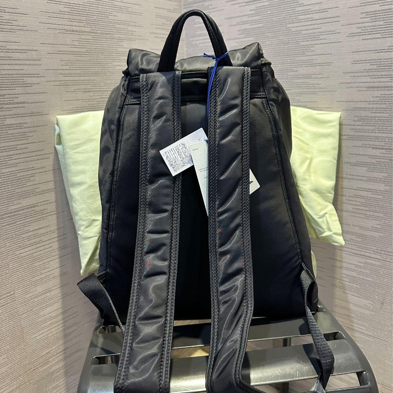 💎Han's house精品服飾💎BURBERRY Rucksack 巴寶莉 防水 尼龍 軍旅 後背包 黑 現貨 原價46000-6