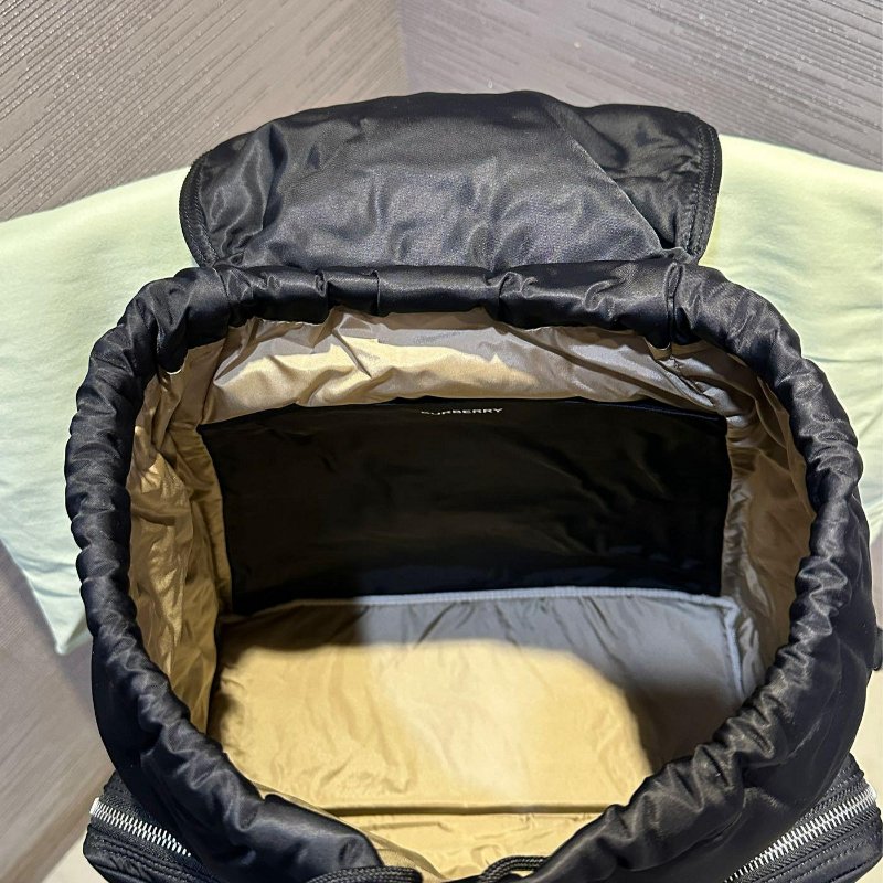 💎Han's house精品服飾💎BURBERRY Rucksack 巴寶莉 防水 尼龍 軍旅 後背包 黑 現貨 原價46000-8