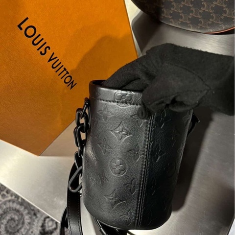 Louis Vuitton LV Chalk Nano 黑色皮革壓紋老花水桶包