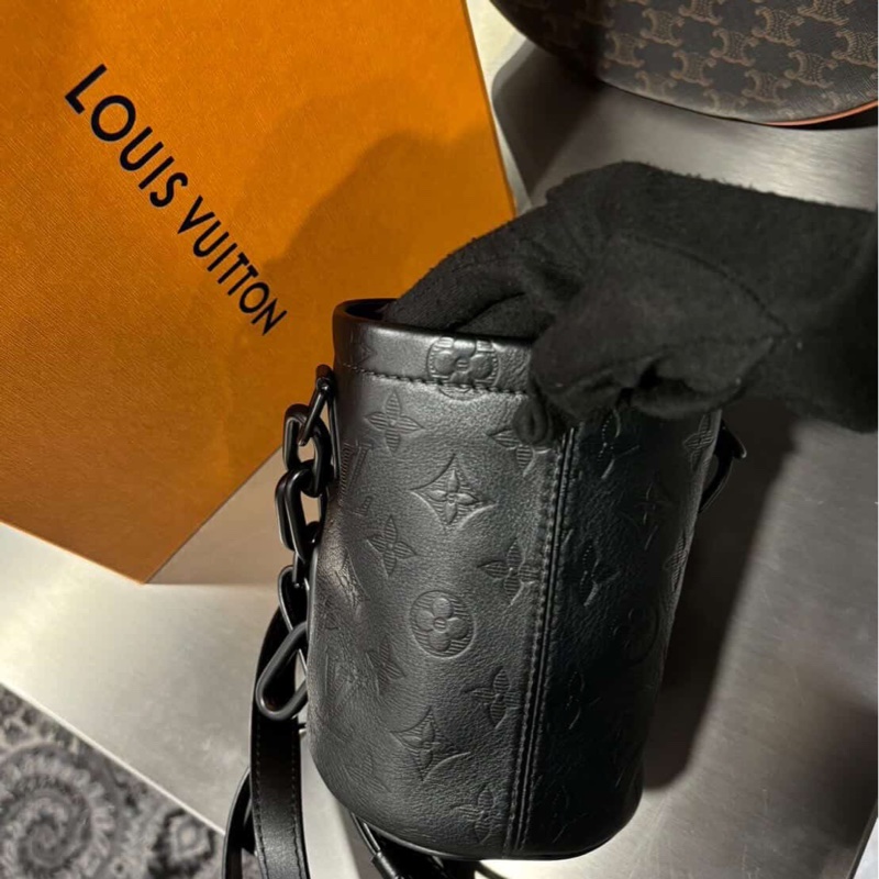 Louis Vuitton LV Chalk Nano 黑色皮革壓紋老花水桶包-0