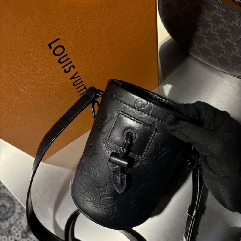 Louis Vuitton LV Chalk Nano 黑色皮革壓紋老花水桶包-1
