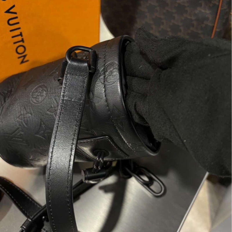 Louis Vuitton LV Chalk Nano 黑色皮革壓紋老花水桶包-2