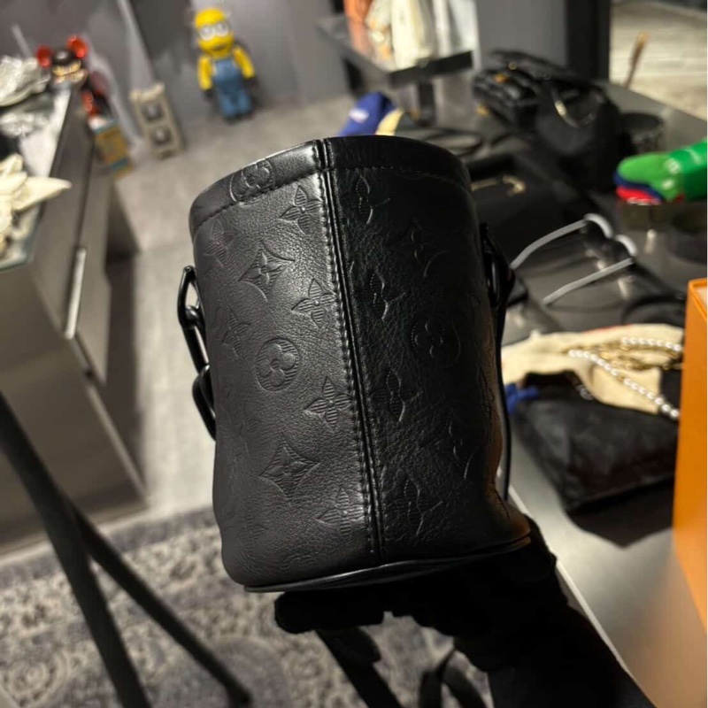 Louis Vuitton LV Chalk Nano 黑色皮革壓紋老花水桶包-3