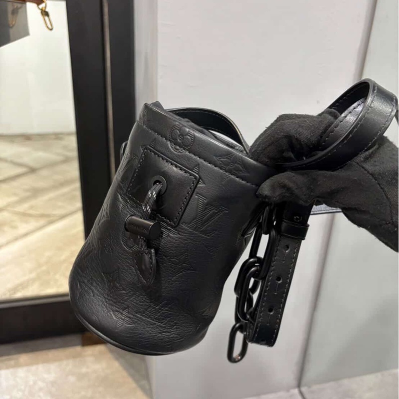Louis Vuitton LV Chalk Nano 黑色皮革壓紋老花水桶包-4
