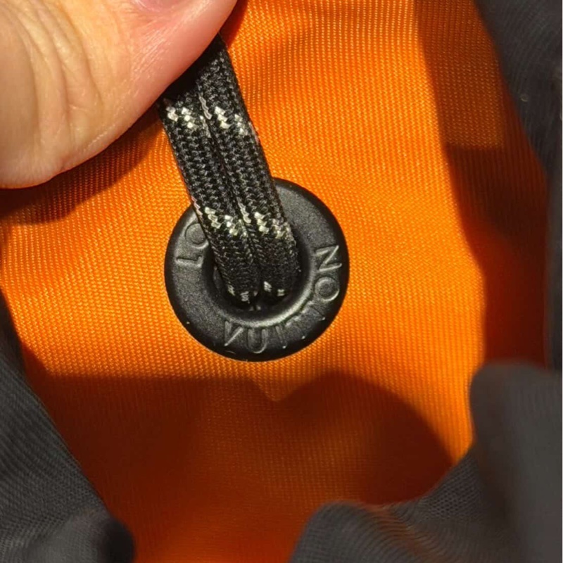 Louis Vuitton LV Chalk Nano 黑色皮革壓紋老花水桶包-5