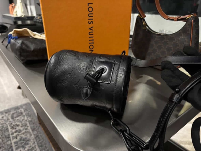 Louis Vuitton LV Chalk Nano 黑色皮革壓紋老花水桶包-6