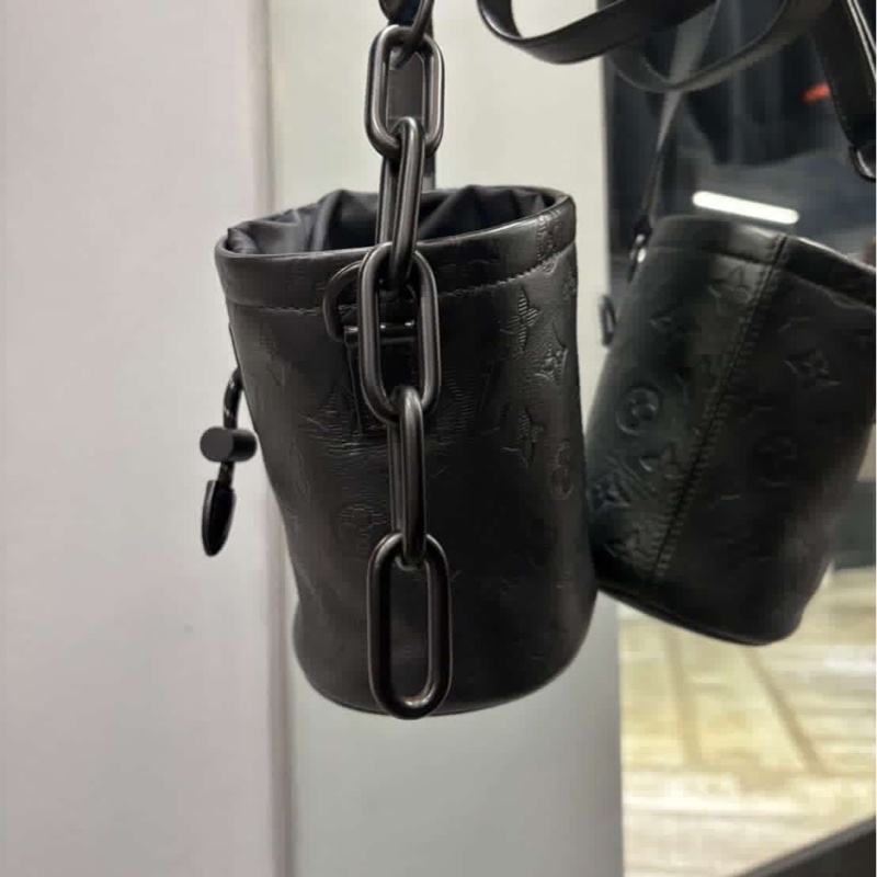 Louis Vuitton LV Chalk Nano 黑色皮革壓紋老花水桶包-7