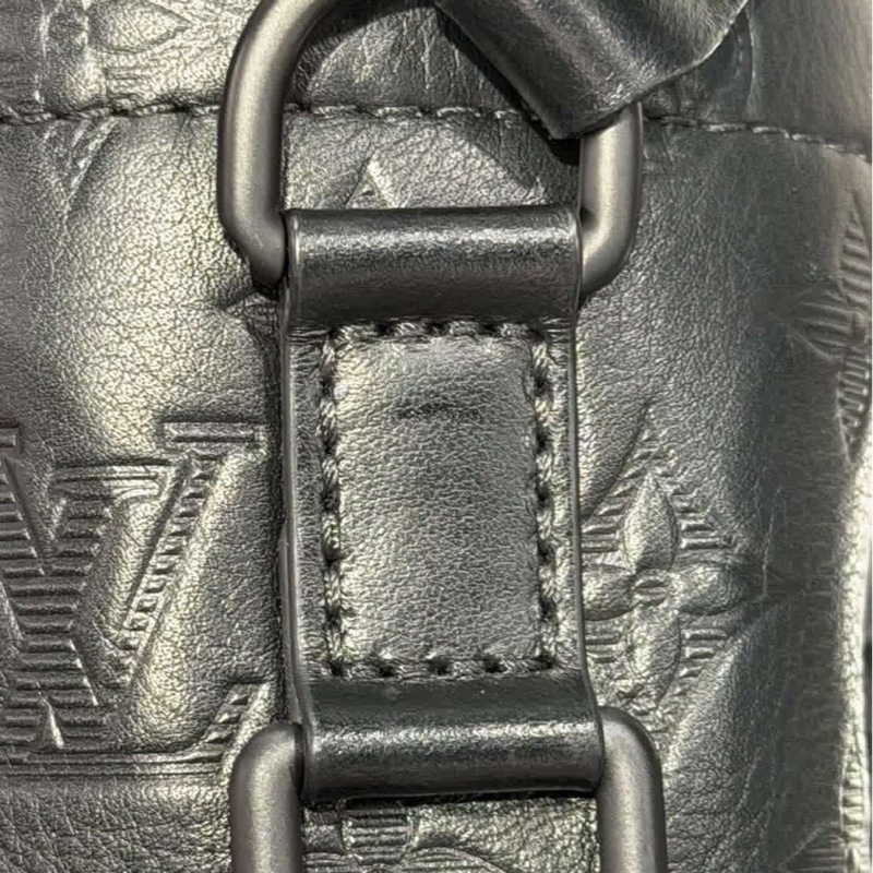 Louis Vuitton LV Chalk Nano 黑色皮革壓紋老花水桶包-8