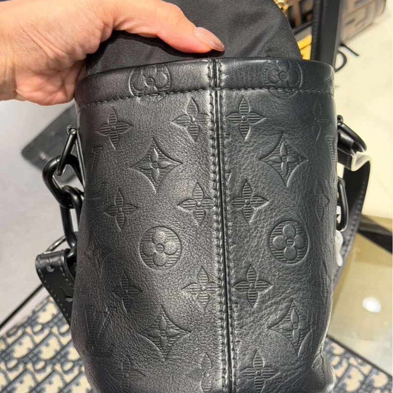 Louis Vuitton LV Chalk Nano 黑色皮革壓紋老花水桶包-9