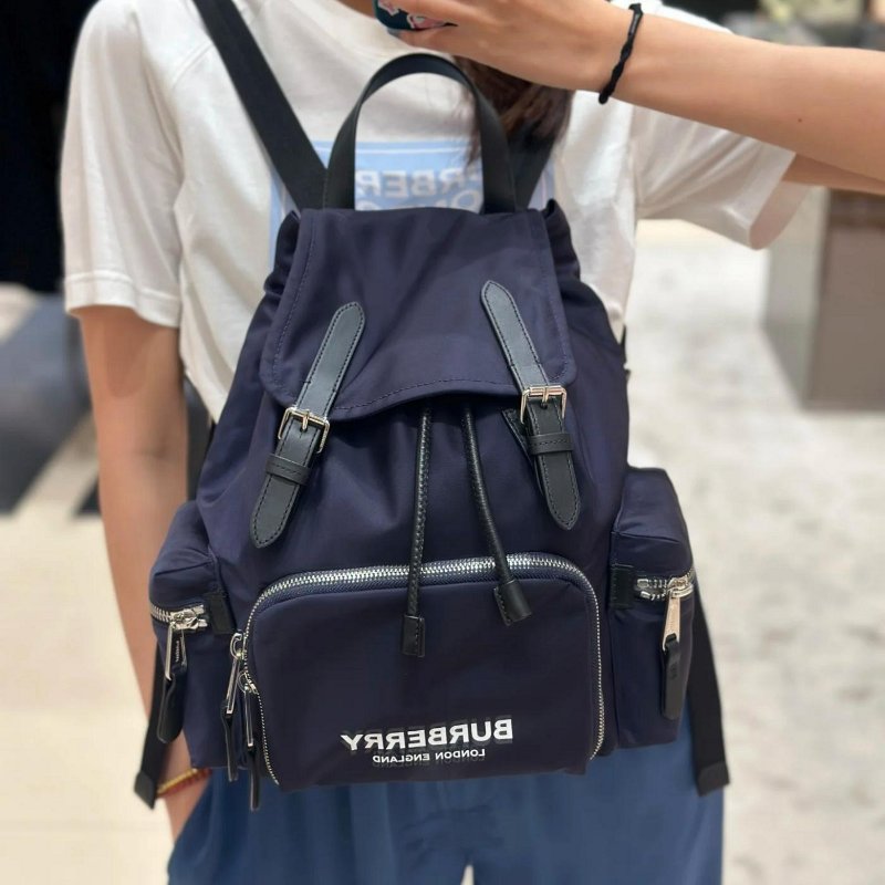 💎Han's house精品服飾💎 BURBERRY 巴寶莉 The Rucksack 尼龍 中號 軍旅 後背包 海軍藍 80784381-0
