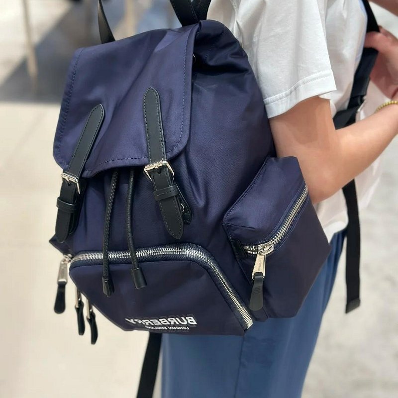 💎Han's house精品服飾💎 BURBERRY 巴寶莉 The Rucksack 尼龍 中號 軍旅 後背包 海軍藍 80784381-3