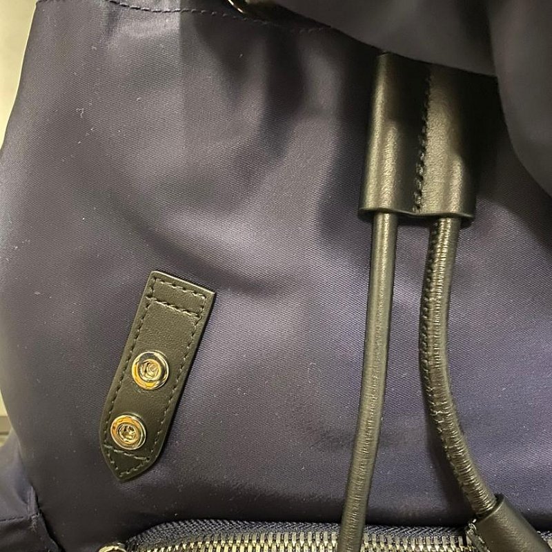 💎Han's house精品服飾💎 BURBERRY 巴寶莉 The Rucksack 尼龍 中號 軍旅 後背包 海軍藍 80784381-4