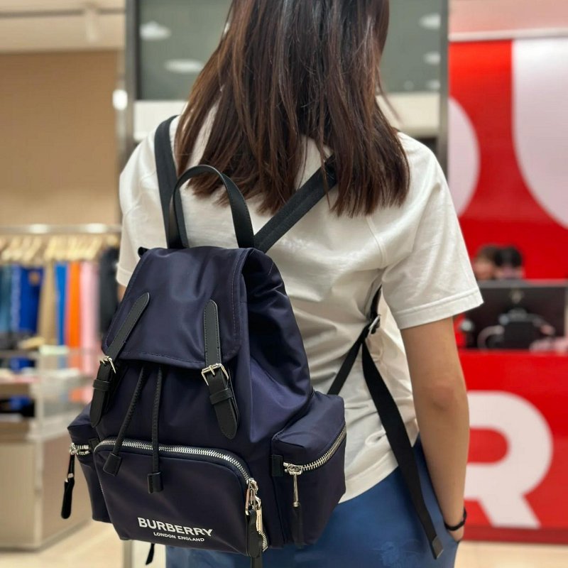💎Han's house精品服飾💎 BURBERRY 巴寶莉 The Rucksack 尼龍 中號 軍旅 後背包 海軍藍 80784381-6