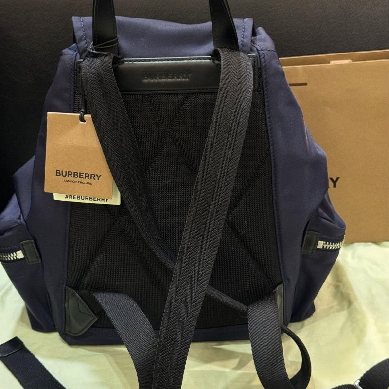 💎Han's house精品服飾💎 BURBERRY 巴寶莉 The Rucksack 尼龍 中號 軍旅 後背包 海軍藍 80784381-8