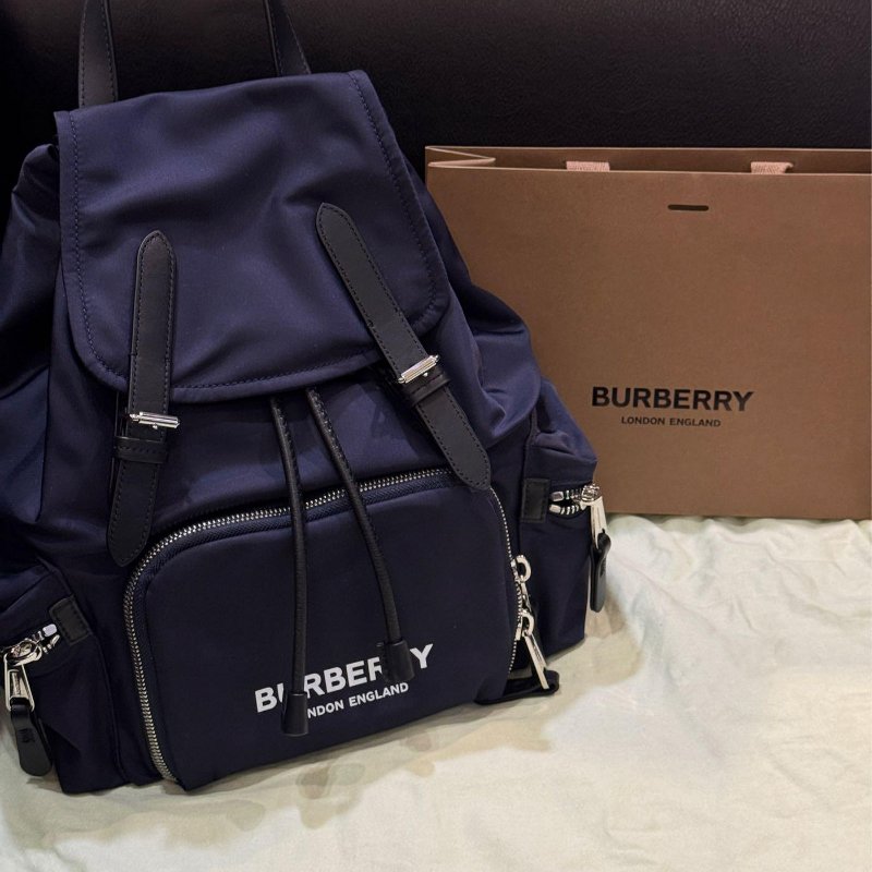 💎Han's house精品服飾💎 BURBERRY 巴寶莉 The Rucksack 尼龍 中號 軍旅 後背包 海軍藍 80784381-9