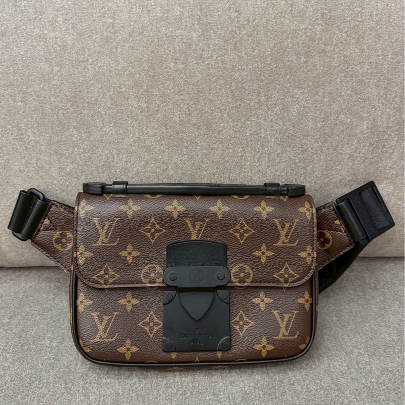 LV老花磁吸胸口側背包-0