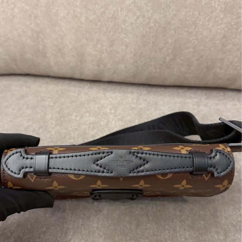 LV老花磁吸胸口側背包-1