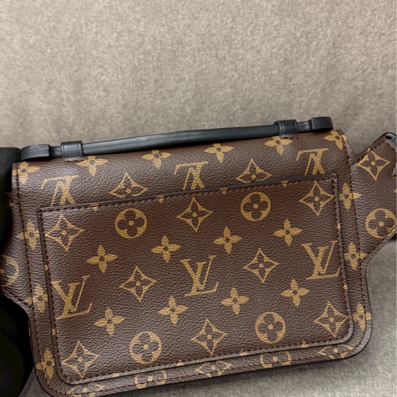 LV老花磁吸胸口側背包-2